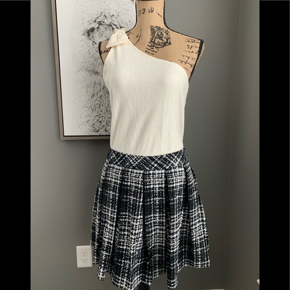 Banana Republic Dresses & Skirts - Banana Republic Pleated Skater Skirt